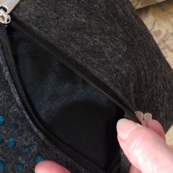 EUC Felt Two Pocket Adjustable Shoulder Crossbody Bag - Picture 3 of 10